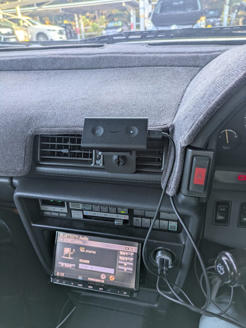 付属のブラケットはエアコン吹き出し口に挟み込む