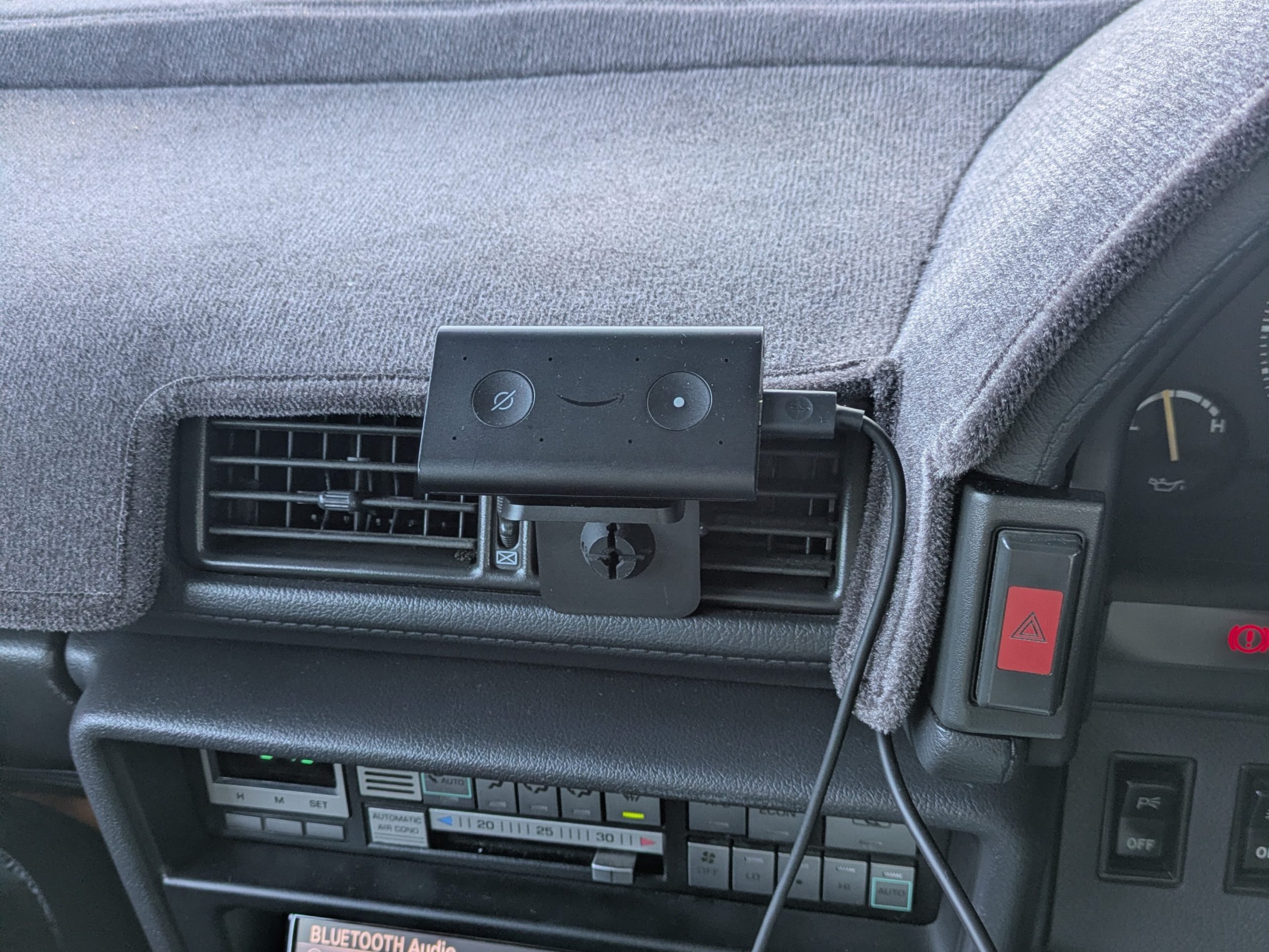 付属のクリップでエアコン吹き出し口に取り付けたEcho auto