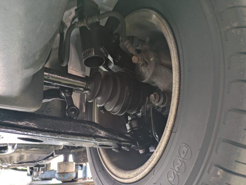 左フロント・ロアアームとドライブシャフトブーツ