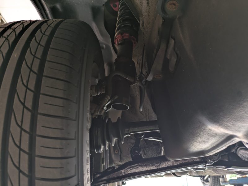 右フロント・ロアアームとドライブシャフトブーツ