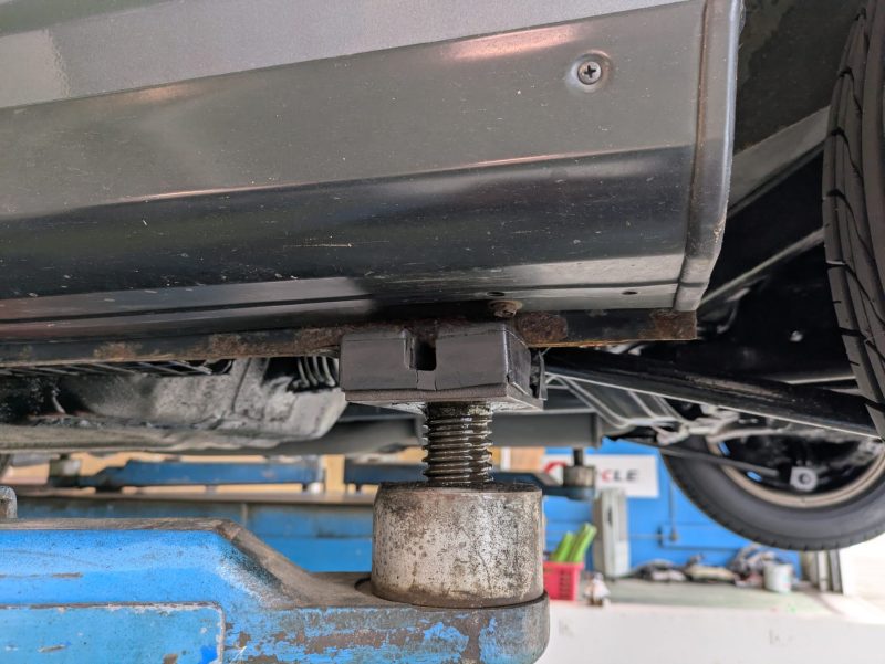 左ジャッキアップポイント