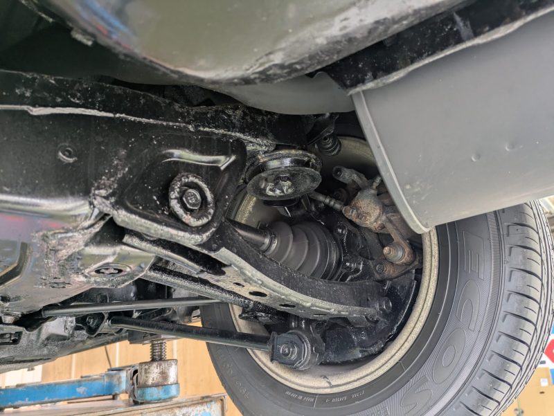 左リア・ハブ周りとドライブシャフトブーツ