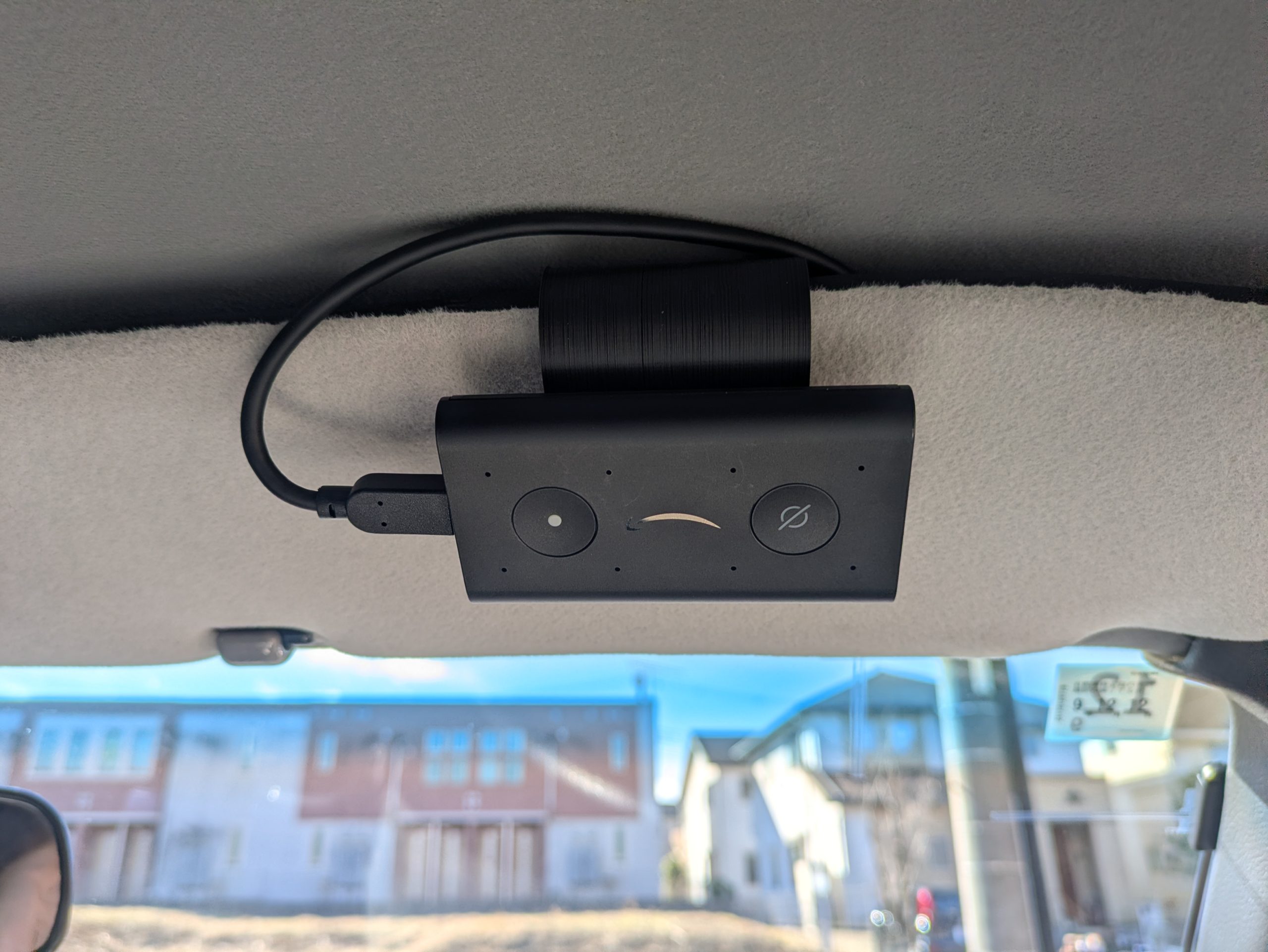 自作サンバイザーブラケットに固定されたAmazon Echo Auto