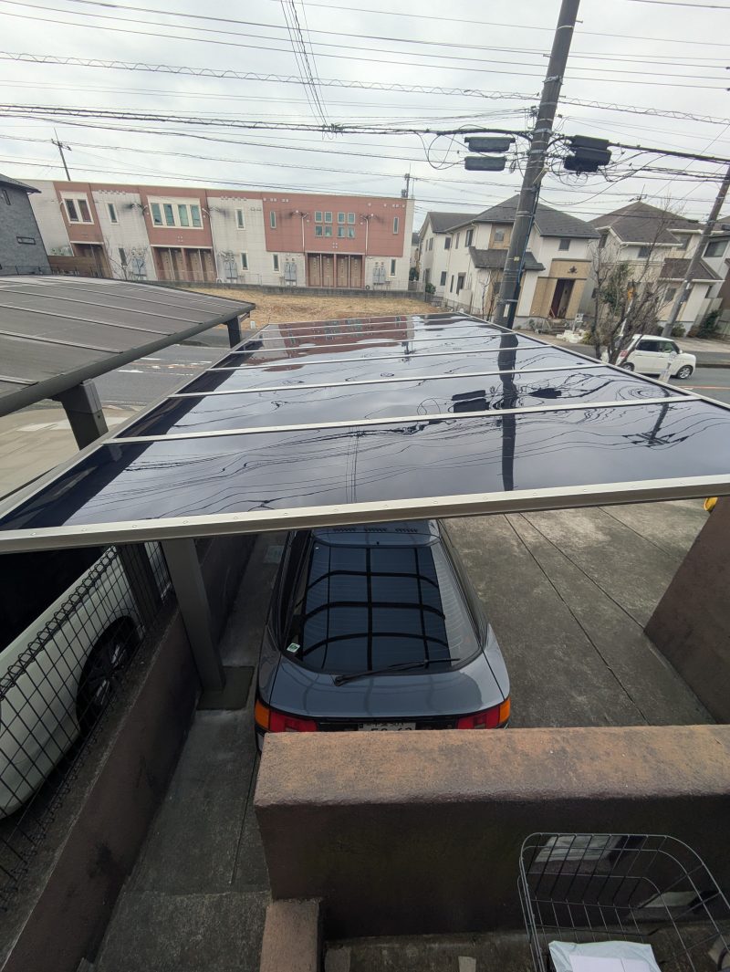 熱線遮断ポリカーボネート屋根のカーポートに収まるセリカST165、2階からの俯瞰