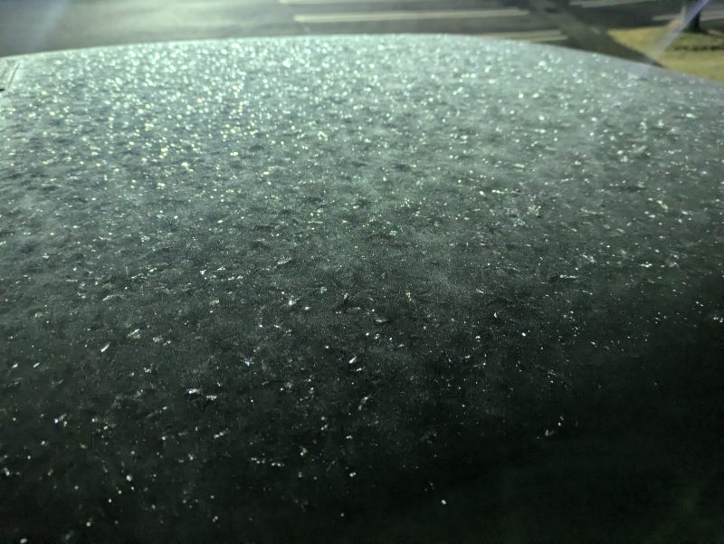 カーポート設置前の冬の朝、霜で覆われたセリカST165のボディ