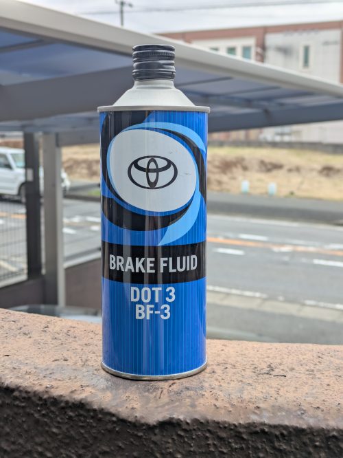 クラッチフルード補充用のDOT4ブレーキフルード。ST165セリカのクラッチライン補充に使用。