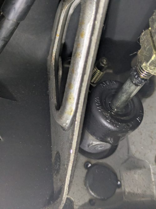 トヨタセリカST165のクラッチマスターシリンダー。ロッドを伝ってクラッチフルードが滴っている様子。