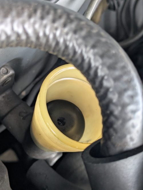 トヨタセリカST165のクラッチリザーバタンク。フルードがほぼ空の状態。