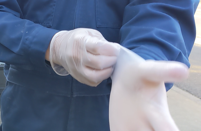 手術にあたりゴム手袋を装着