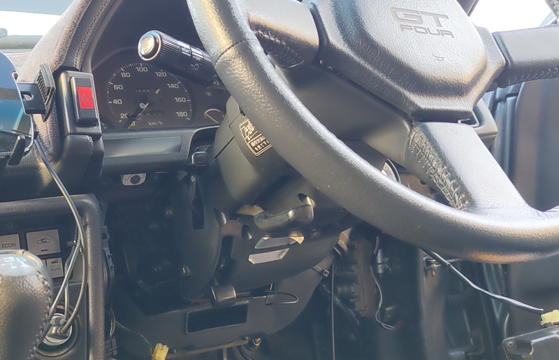 トヨタセリカST165のステアリング下ダッシュボードパネルを取り外した状態。