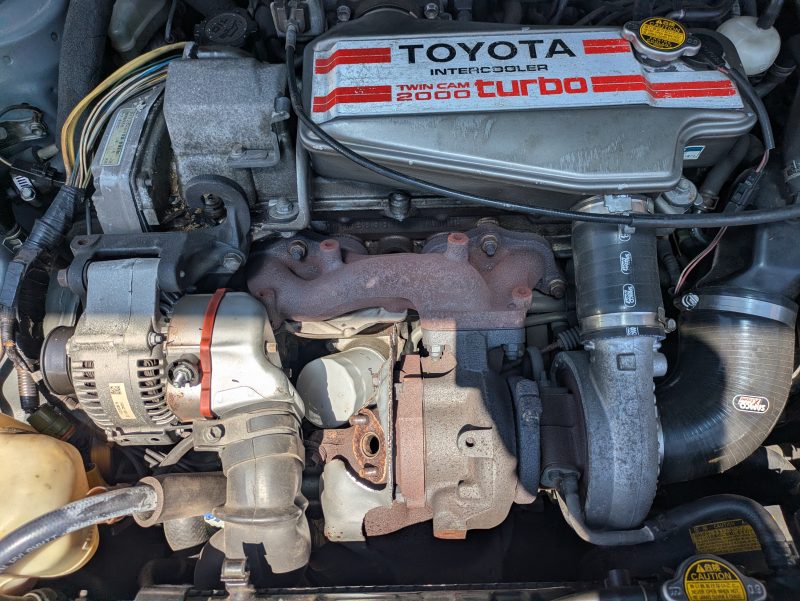 トヨタセリカST165の3S-GTEエンジンルーム全景。オルタネーター交換のためカバー類を取り外した状態。
